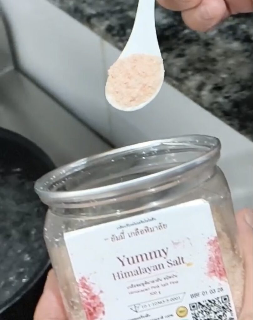 การโรยเกลือชมพูหิมาลัยบนเนื้อก่อนย่างและการใส่เกลือในหม้อเพื่อดึงรสชาติของอาหาร