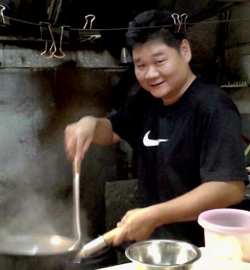 พ่อครัว ร้าน Yummy อร่อยเมืองทอง