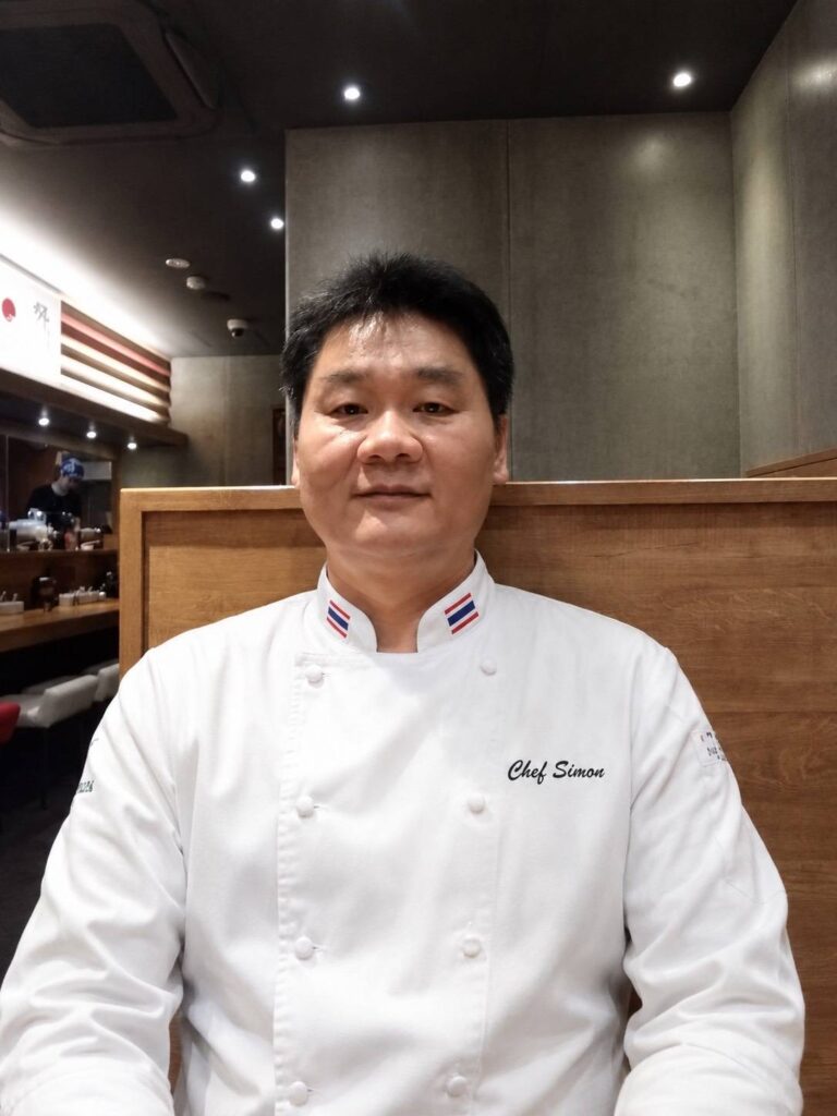 เรื่องราวจุดเริ่มต้นของ Yummy เกลือหิมาลัย จากเส้นทางชีวิตของอดีตพ่อครัวและเจ้าของร้านอาหาร Yummy อร่อยเมืองทอง ที่ค้นพบและใช้เกลือชมพูหิมาลัยจริงในครัว ก่อนพัฒนาสู่แบรนด์เกลือหิมาลัยที่ยึดแนวคิดเรื่องความอร่อยเป็นหัวใจสำคัญ