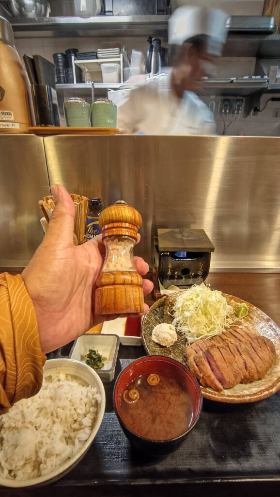 ทำไมร้าน Gyukatsu Motomura ในชิบูย่าจึงเสิร์ฟเกลือหิมาลัยคู่กับซอส? เรียนรู้แนวคิดการใช้เกลือหิมาลัยเพื่อดึงรสชาติของเนื้อ พร้อมเทคนิคการทำสเต๊กและเนื้อย่างจากประสบการณ์จริงของ Yummy เกลือหิมาลัย